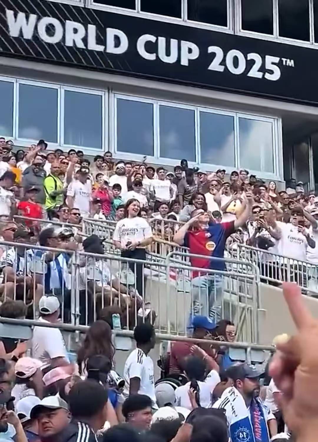 半岛体育活动-皇马大捷横扫，巴萨球迷措手不及