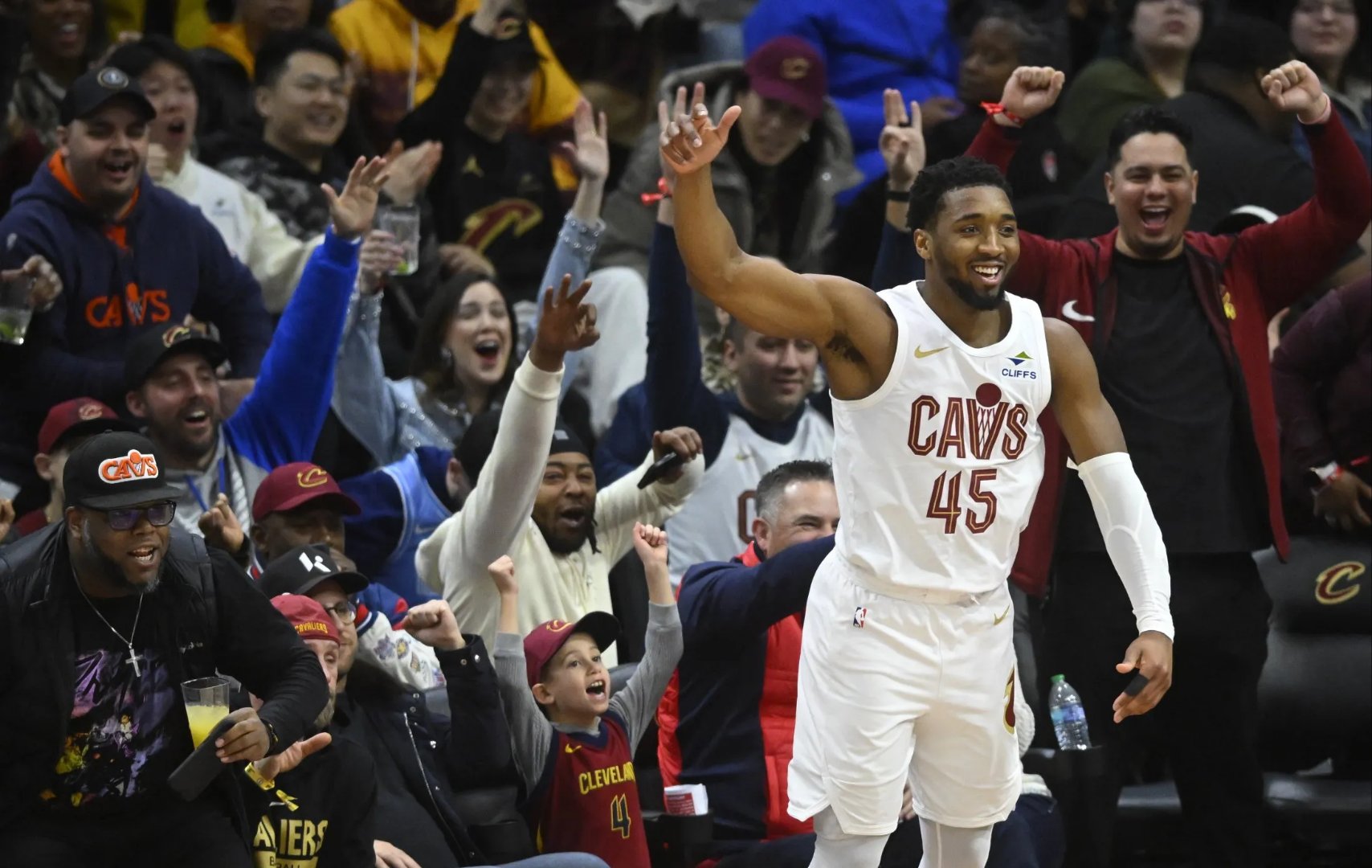 猛龙主场击败开拓者，继续领跑东部