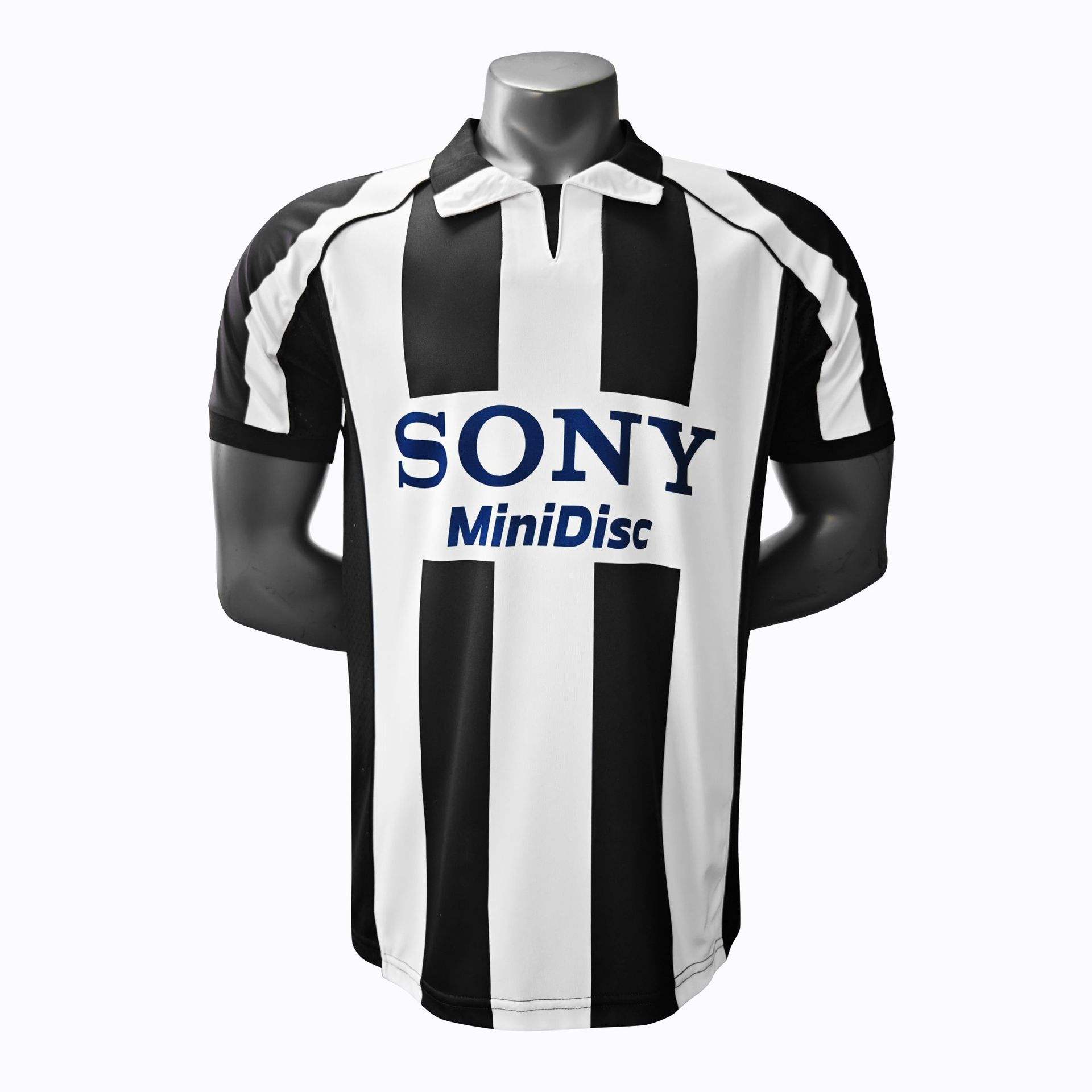 意甲球队公布了新的主场比赛球衣设计