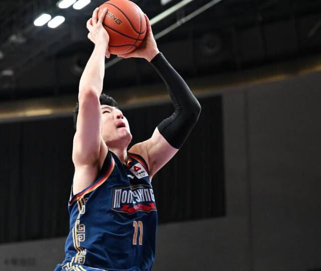 包含香港男篮挑战困难，全力备战冲击胜利的词条