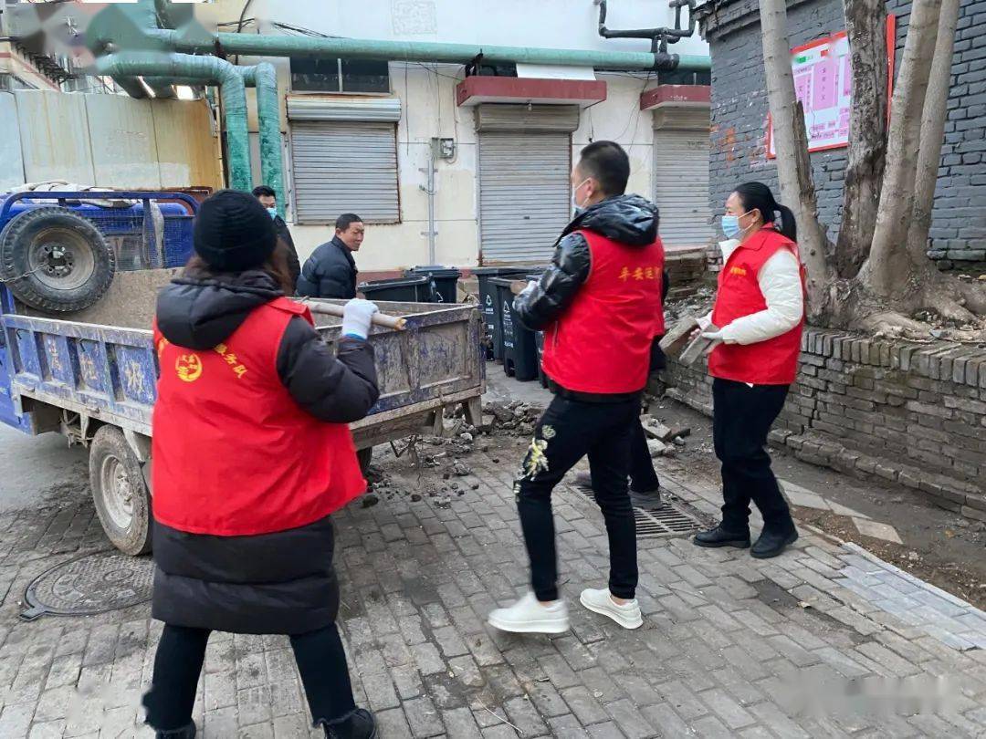 半岛体育官方-对决进行时，现场加油声助威不断，全情投入