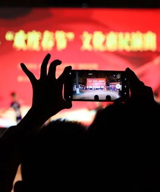 对决进行时，现场加油声助威不断，全情投入