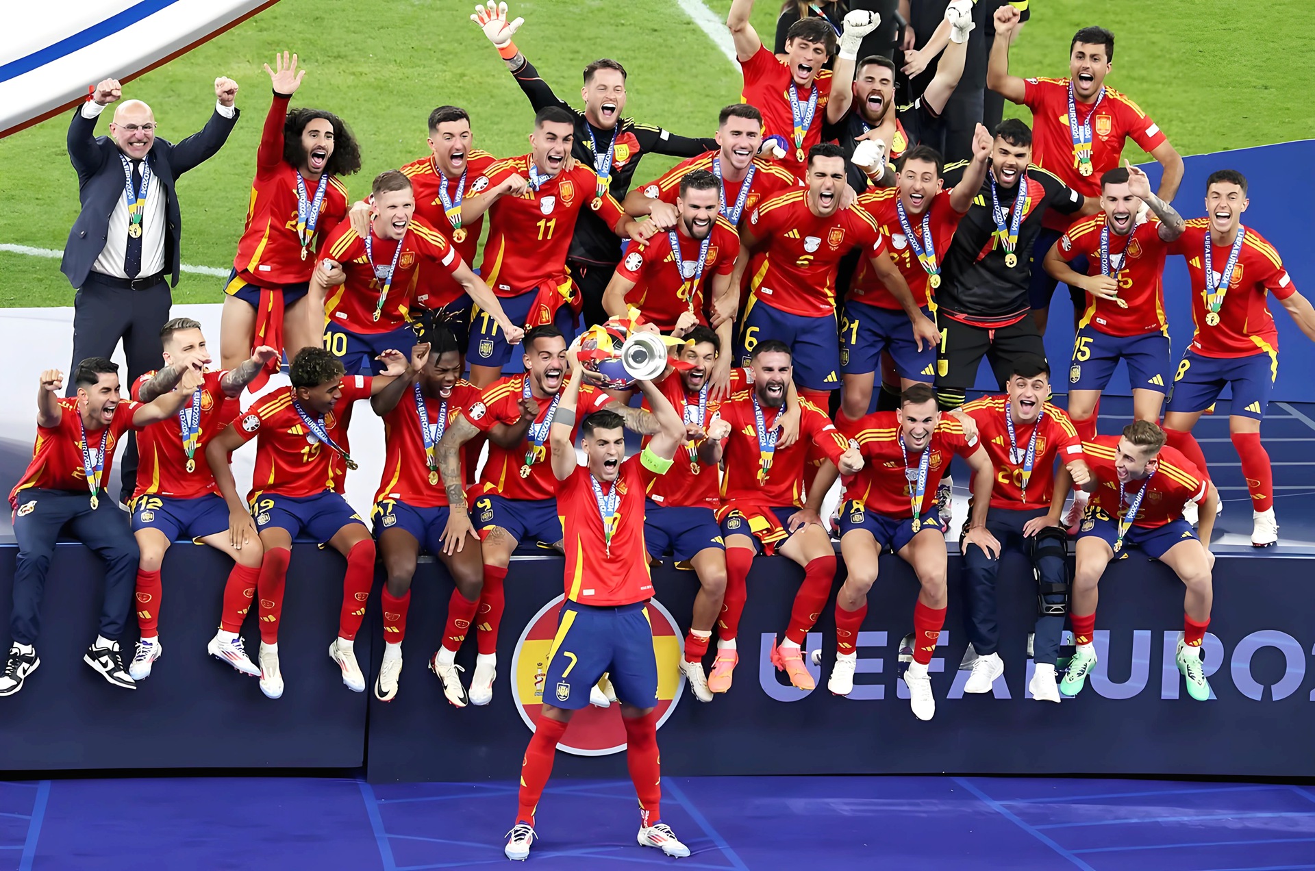 半岛体育官方-西班牙足球队在欧洲赛事中大获全胜