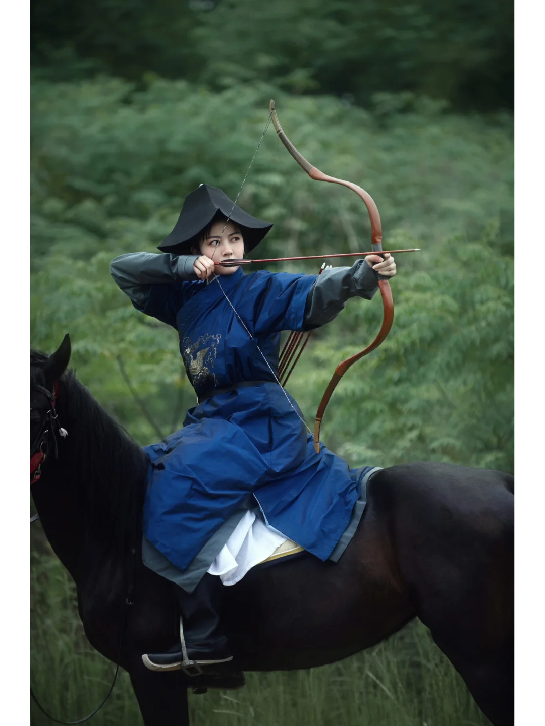 蒙古射箭选手细致入微，准确瞄准目标