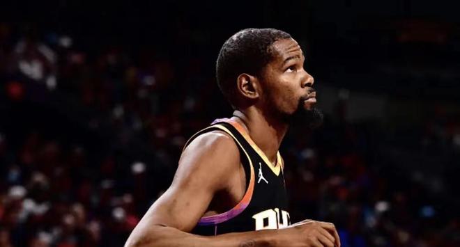 半岛体育网址-半场领先被逆转，球队需总结教训