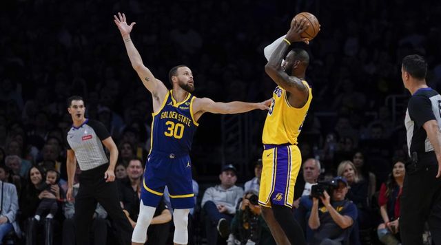 库里连续命中9球，轰下38分，率队逆转湖人！的简单介绍