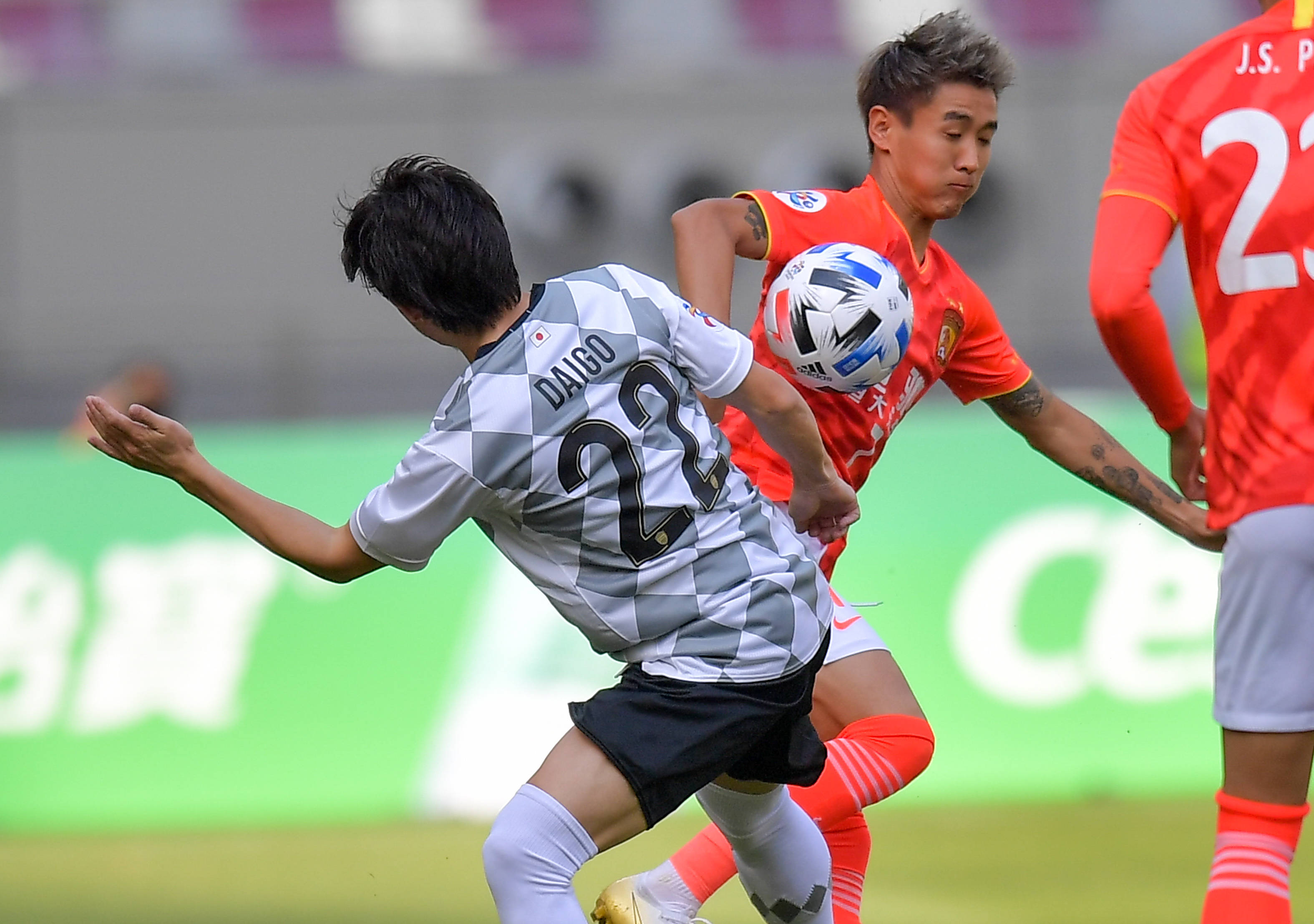 恒大球员精彩表现，为球队贡献宝贵进球