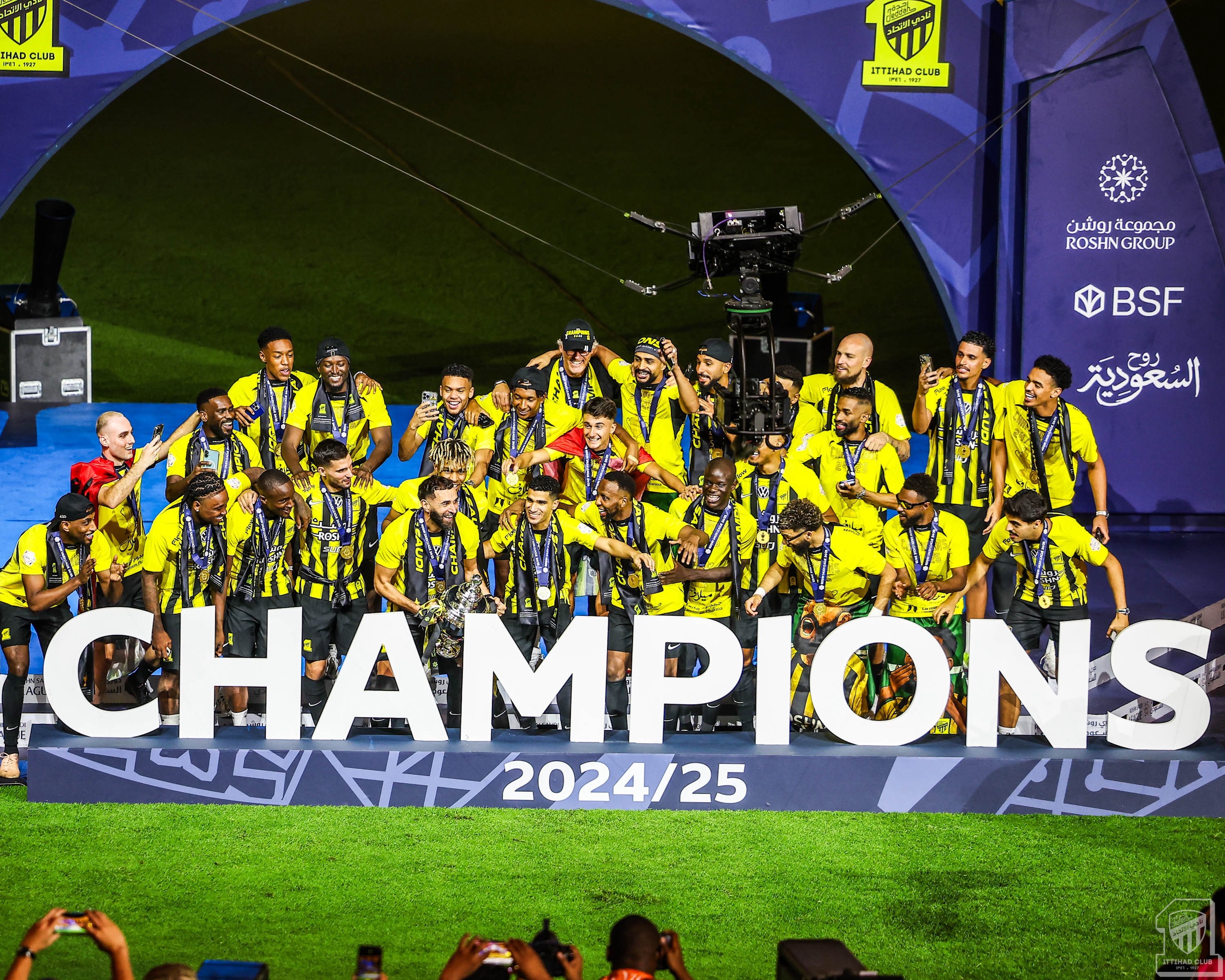 体育精英争夺胜利，坚持至最后