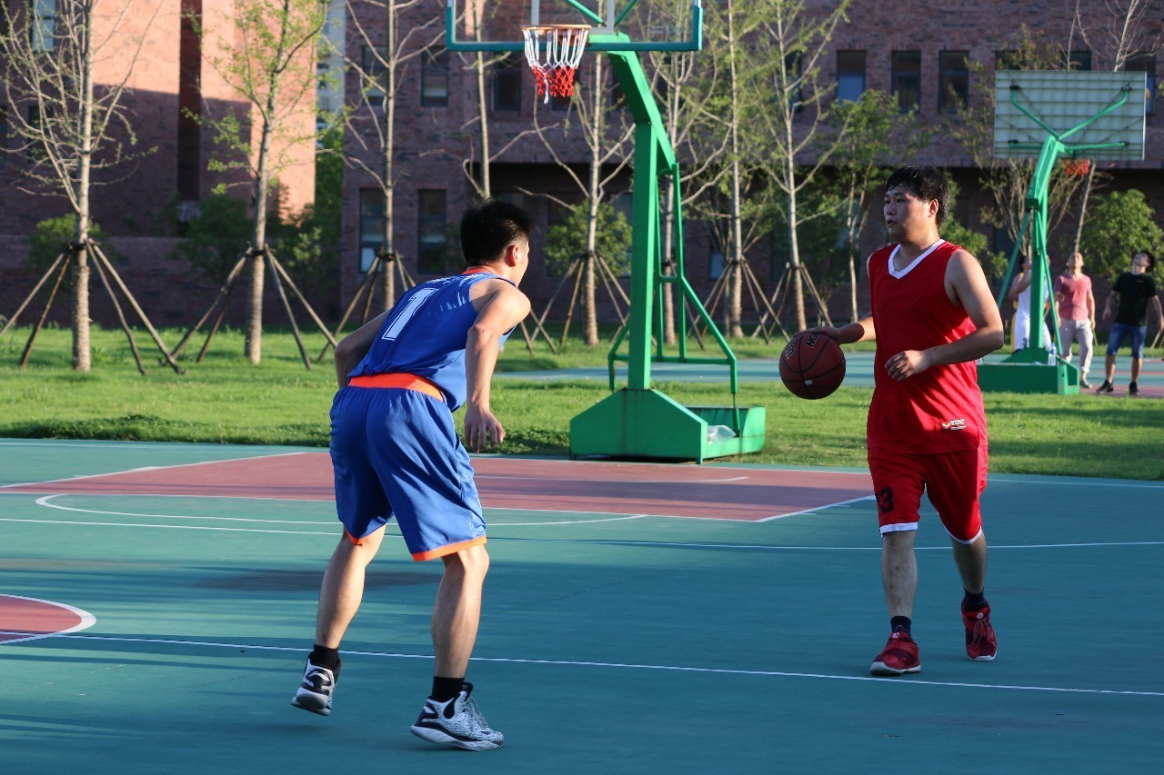 关于日本篮球职业联赛决赛场硝烟弥漫的信息