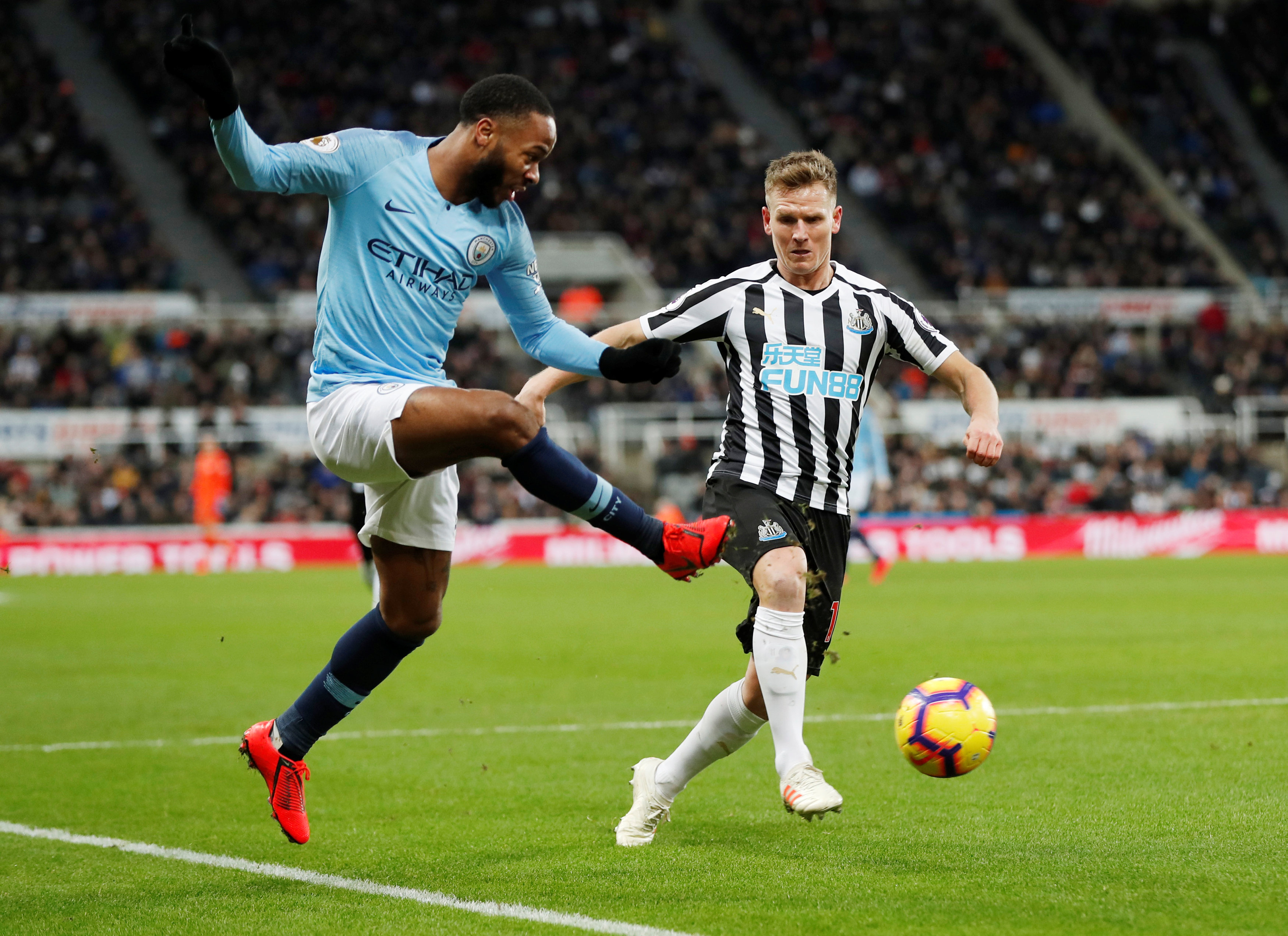 半岛体育app-曼城队在英格兰顶级足球联赛中轻松取胜