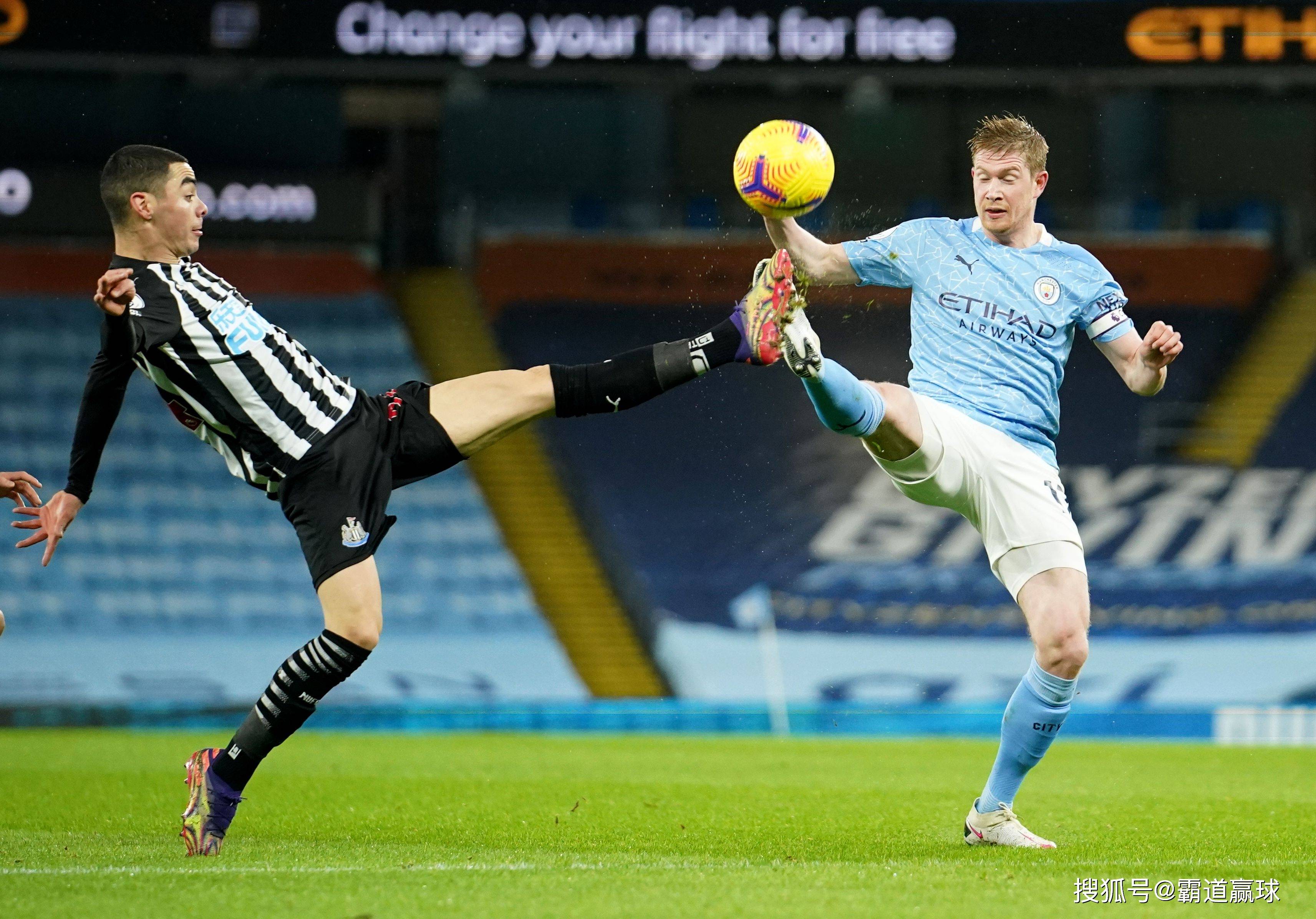 曼城队在英格兰顶级足球联赛中轻松取胜