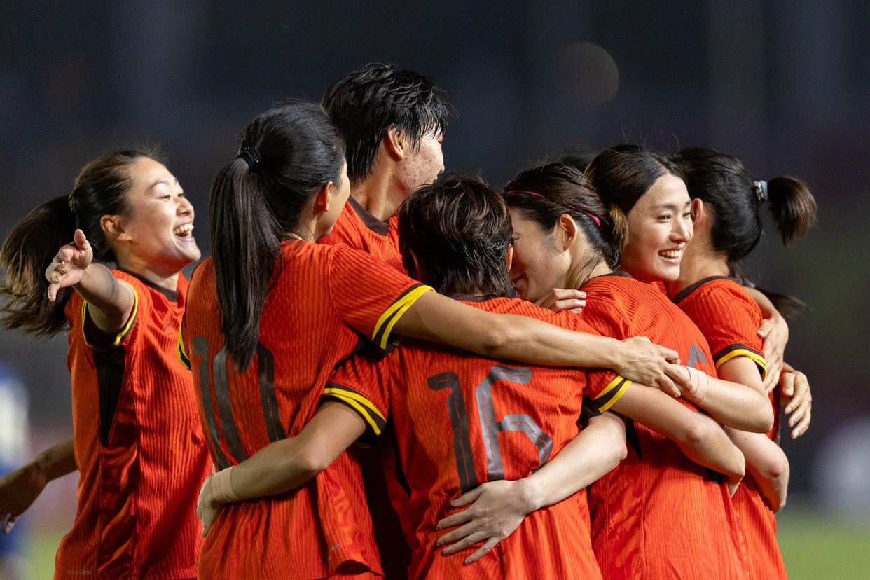 半岛体育官网入口-中国女足挫败对手，夺得冠军奖杯！